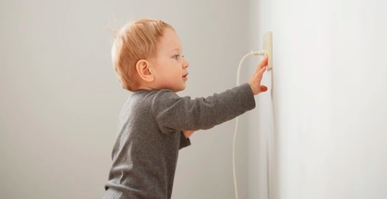 Como o Profissional pode preparar o casal para a prevenção de acidentes com o bebê?